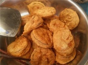 炸到两面金黄出锅装盘备用