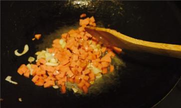 再热油（根据米饭多少放油），以此放入蒜和葱爆香；