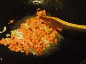 再热油（根据米饭多少放油），以此放入蒜和葱爆香；