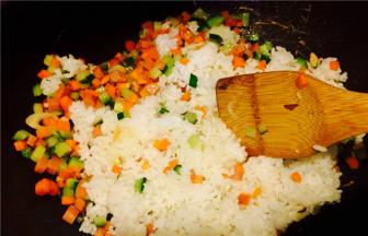 接着把黄瓜放入（嫩的最后放），将锅中食材继续翻炒；