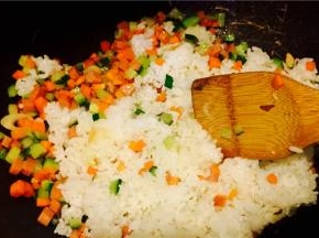 接着把黄瓜放入（嫩的最后放），将锅中食材继续翻炒；