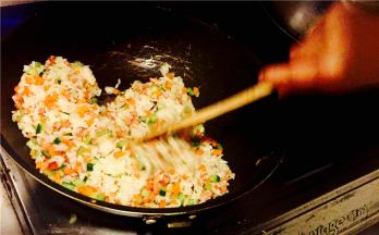 现在可以把米饭放入了，用力翻炒将什锦蔬菜和米饭拌匀哦，差不多的时候，加入少许酱油；