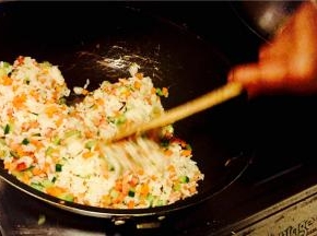 现在可以把米饭放入了，用力翻炒将什锦蔬菜和米饭拌匀哦，差不多的时候，加入少许酱油；