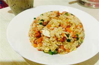 最后再把之前的蛋饼加入，放入盐和鸡精调味，翻炒均匀后就可以出锅了。