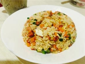 最后再把之前的蛋饼加入，放入盐和鸡精调味，翻炒均匀后就可以出锅了。