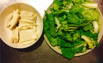 豆腐切块，不要太厚；小白菜切断，葱和蒜切沫；