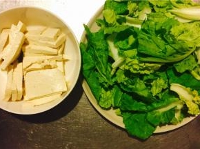 豆腐切块，不要太厚；小白菜切断，葱和蒜切沫；
