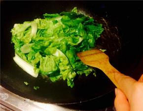 油热八分，将豆腐下锅煎至两面金黄，盛出备用；