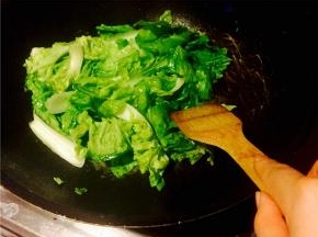 油热八分，将豆腐下锅煎至两面金黄，盛出备用；