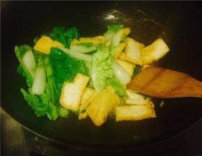 红油下蒜爆香，把小白菜放入，翻炒几下即可；