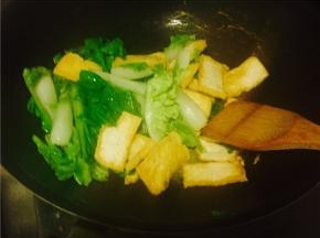 红油下蒜爆香，把小白菜放入，翻炒几下即可；