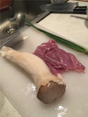 准备好食材，将瘦猪肉与杏鲍菇分别切片，备好葱等配料