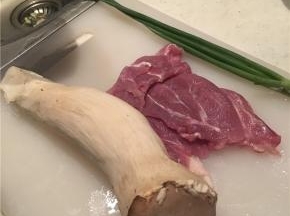 准备好食材，将瘦猪肉与杏鲍菇分别切片，备好葱等配料
