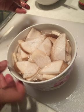 切片后的杏鲍菇浸泡入盐水中，十分钟后沥干水分备用