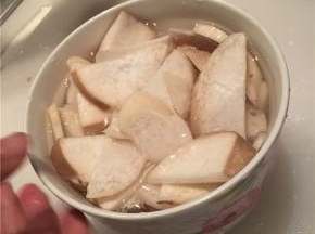 切片后的杏鲍菇浸泡入盐水中，十分钟后沥干水分备用