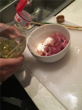 在浸泡杏鲍菇的同时，将肉片加入少许生抽腌制，这个过程中可以加入少许油锁住肉片的水分，这样最后炒出来的肉会更嫩；再加一些淀粉拌匀（淀粉不要过多，不然滑肉片的时候回粘锅）