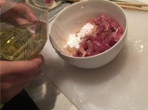 在浸泡杏鲍菇的同时，将肉片加入少许生抽腌制，这个过程中可以加入少许油锁住肉片的水分，这样最后炒出来的肉会更嫩；再加一些淀粉拌匀（淀粉不要过多，不然滑肉片的时候回粘锅）