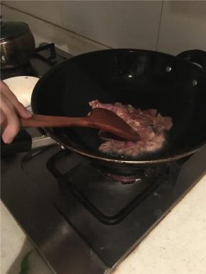 先炒肉片，油可以多一点，倒入肉片滑炒