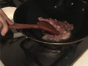 先炒肉片，油可以多一点，倒入肉片滑炒