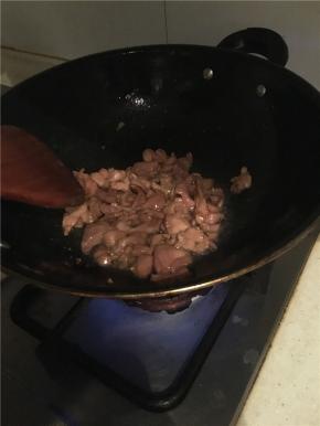 至肉片变色发白，捞出备用，多出的油可以炒杏鲍菇