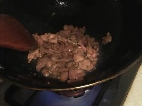 至肉片变色发白，捞出备用，多出的油可以炒杏鲍菇