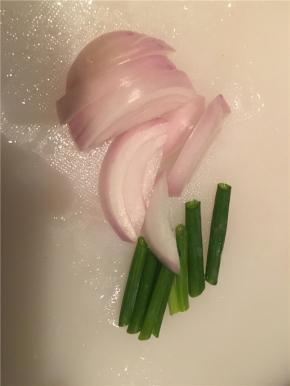 准备好洋葱和葱（可以根据个人口味选择是否加红辣椒等调料）