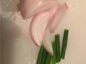 准备好洋葱和葱（可以根据个人口味选择是否加红辣椒等调料）