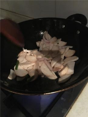 剩下的底油加热，倒入洋葱和葱还有杏鲍菇翻炒，加入少许盐、料酒和糖（糖不用太多，只是用来提味）。