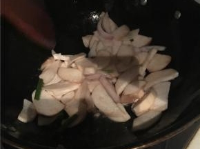 剩下的底油加热，倒入洋葱和葱还有杏鲍菇翻炒，加入少许盐、料酒和糖（糖不用太多，只是用来提味）。