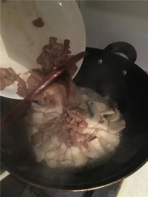 等杏鲍菇炒至出水，加入溜好的肉片，翻炒一会后出锅。