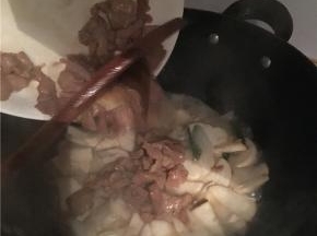 等杏鲍菇炒至出水，加入溜好的肉片，翻炒一会后出锅。