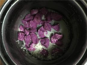 将切好的紫薯放入锅中