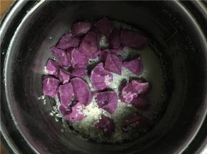 将切好的紫薯放入锅中