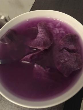 水煮沸后，再煮8分钟左右，待紫薯煮熟后即可盛出