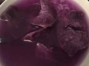 水煮沸后，再煮8分钟左右，待紫薯煮熟后即可盛出