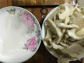 将蘑菇洗净用手掰碎