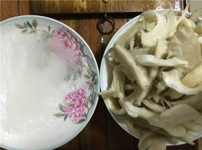 将蘑菇洗净用手掰碎