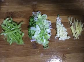 将粉丝放入冷水中浸泡，佐料准备：姜和青椒切丝、蒜切末、葱切碎