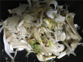 开大火翻炒，将蘑菇倒入锅中