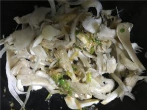 开大火翻炒，将蘑菇倒入锅中