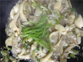 蘑菇炒软后加入青椒翻炒