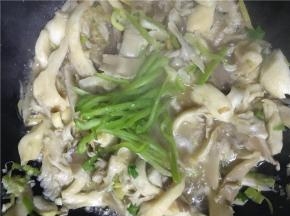 蘑菇炒软后加入青椒翻炒