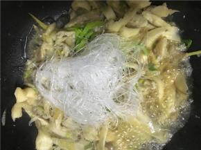 炒几下加入粉丝翻炒