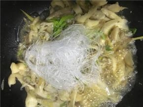 炒几下加入粉丝翻炒