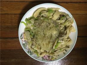 带粉丝炒熟后，盛出