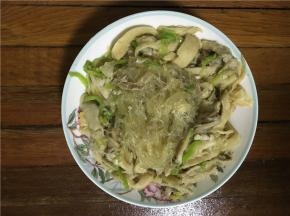 带粉丝炒熟后，盛出