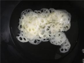 锅中加入冷水，将切好的藕片倒入锅中，开火煮