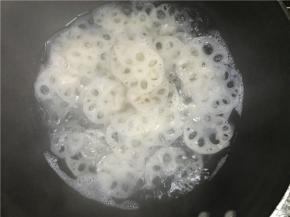 水煮沸即可，藕煮好后捞出过一下凉水，装到盘子里备用