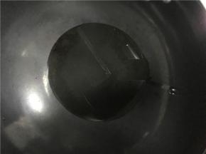 锅中倒入少许油小火加热