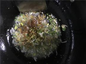翻炒几下加入盐、酱油继续翻炒